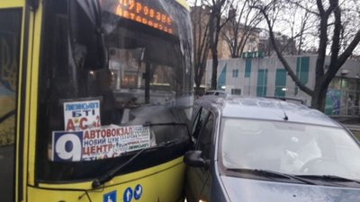 У Львові автобус не розминувся із автомобілем