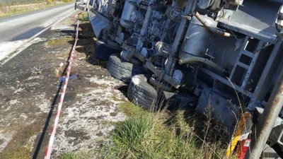 На Львівщині на дорогу вилилась хімічна речовина (ФОТО)