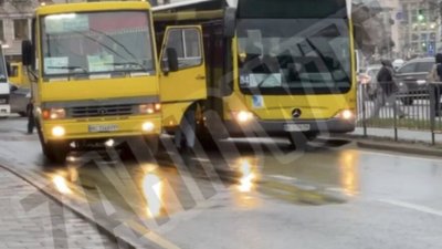 У Львові маршрутка не розминулись із автобусом