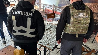 Чоловіки платять 11 тисяч доларів, щоб виїхати з України