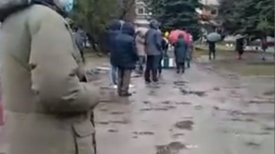 У Львові люди з підозрою на коронавірус півтори години стоять під дощем, щоб здати тест (ВІДЕО)