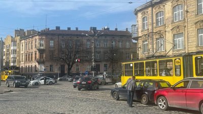 У Львові одночасно на перехресті сталось дві ДТП