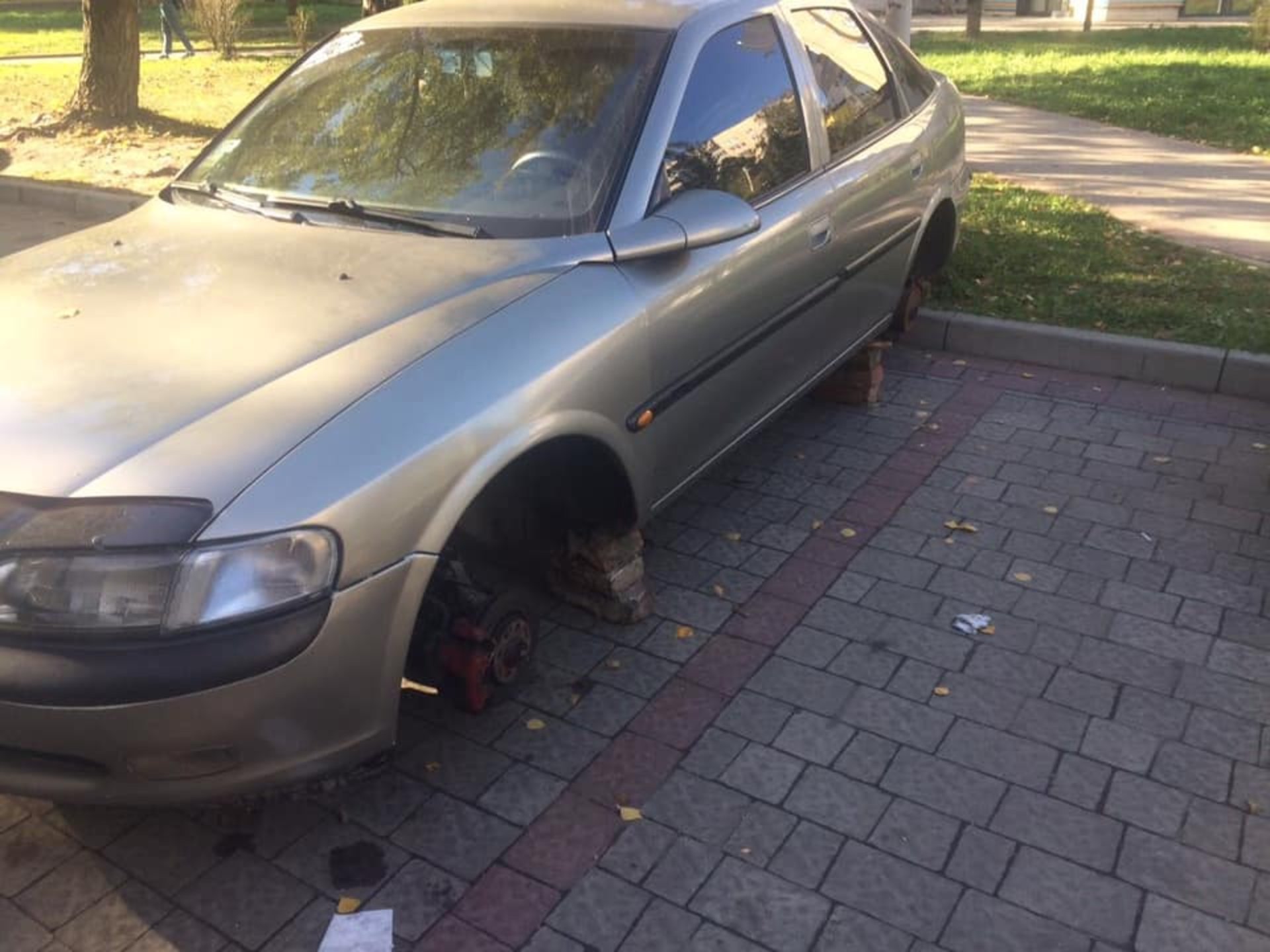 На Сихові у Львові "роздягнули" "польські бляхи". Фото Варта=-1