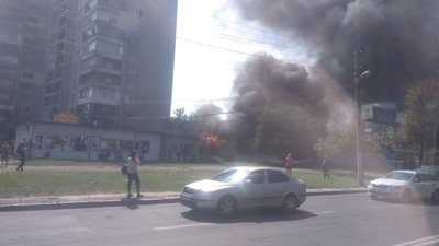 На жвавому перехресті у Львові горить магазин (ФОТО, ВІДЕО)