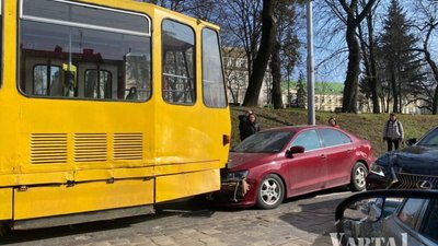 У Львові автомобіль не розминувся із трамваєм (ФОТО)
