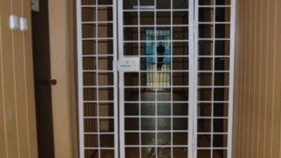 У Золочівському відділі поліції затримані перебували в приміщеннях з умивальниками без кранів і без світла