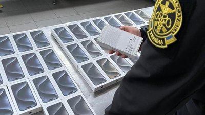 Львівські митники збагатились новенькими iPhone 15 Pro