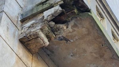 У Львові аварійний балкон може травмувати перехожих