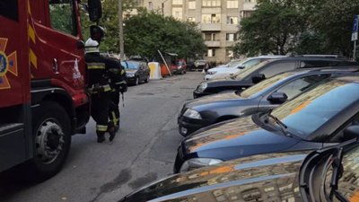 У Львові сміттєві контейнери заважають проїзду спецтехніки