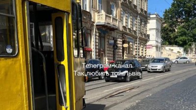 У Львові на дорозі вигнулась трамвайна колія