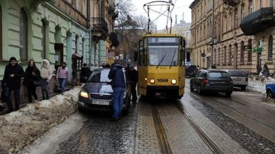 У Львові трамвай зніс дзеркало припаркованого автомобіля (ФОТО)