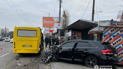 У Києві «Тойота» влетіла у «Мерседес» та автобус (ФОТО)