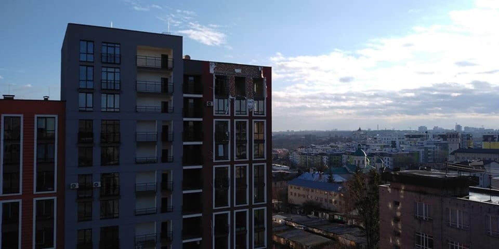 У Львові у квартирі на 9 поверсі вибухнув газ. Фото Варта-1