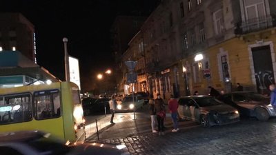 У Львові на Куліша не розминулись автомобілі (ФОТО)