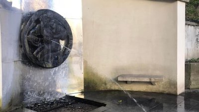 У Львові фонтан заливає водою тротуар (ВІДЕО)