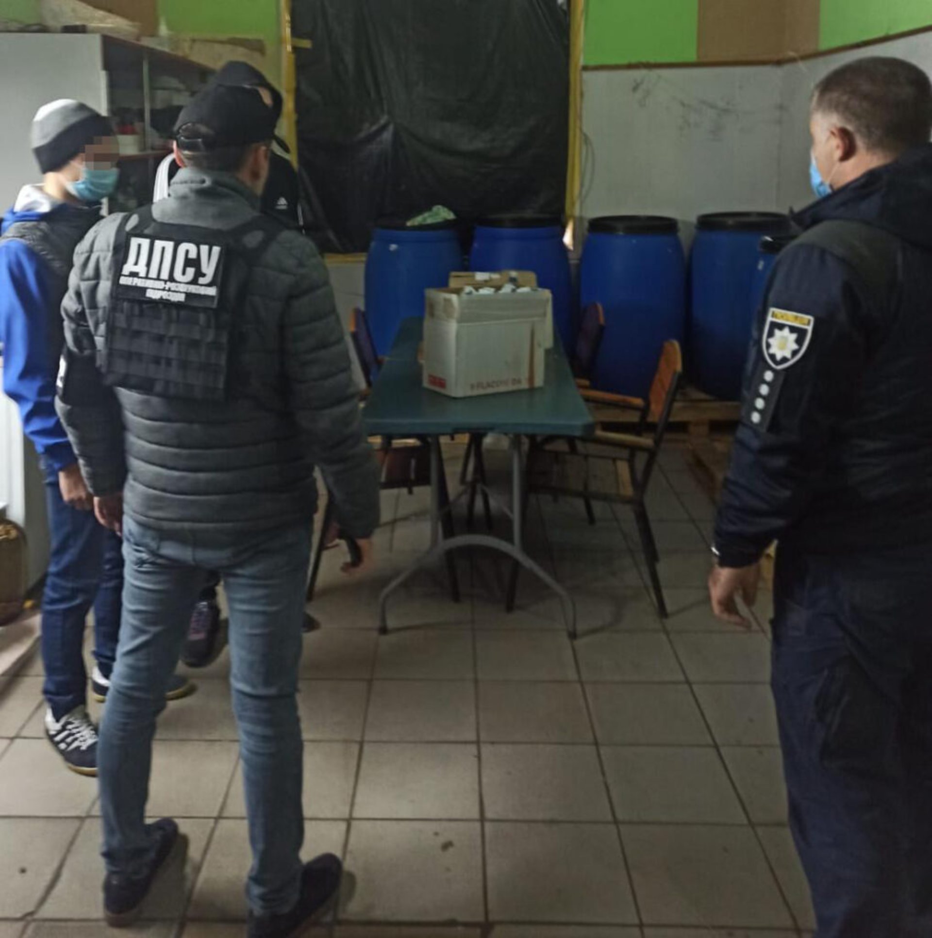 На Львівщині розкрили злочинну схему виготовлення фальсифікованого алкоголю та тютюнових виробів