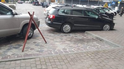У центрі Львова з’явились приватні паркомісця (ФОТО)