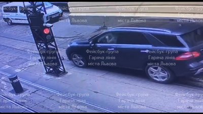 З'явилось відео моменту зіткнення автомобіля з болардом у Львові (ВІДЕО)