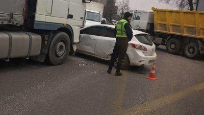 У Львові зіткнулись вантажівка та легковий автомобіль (ФОТО)