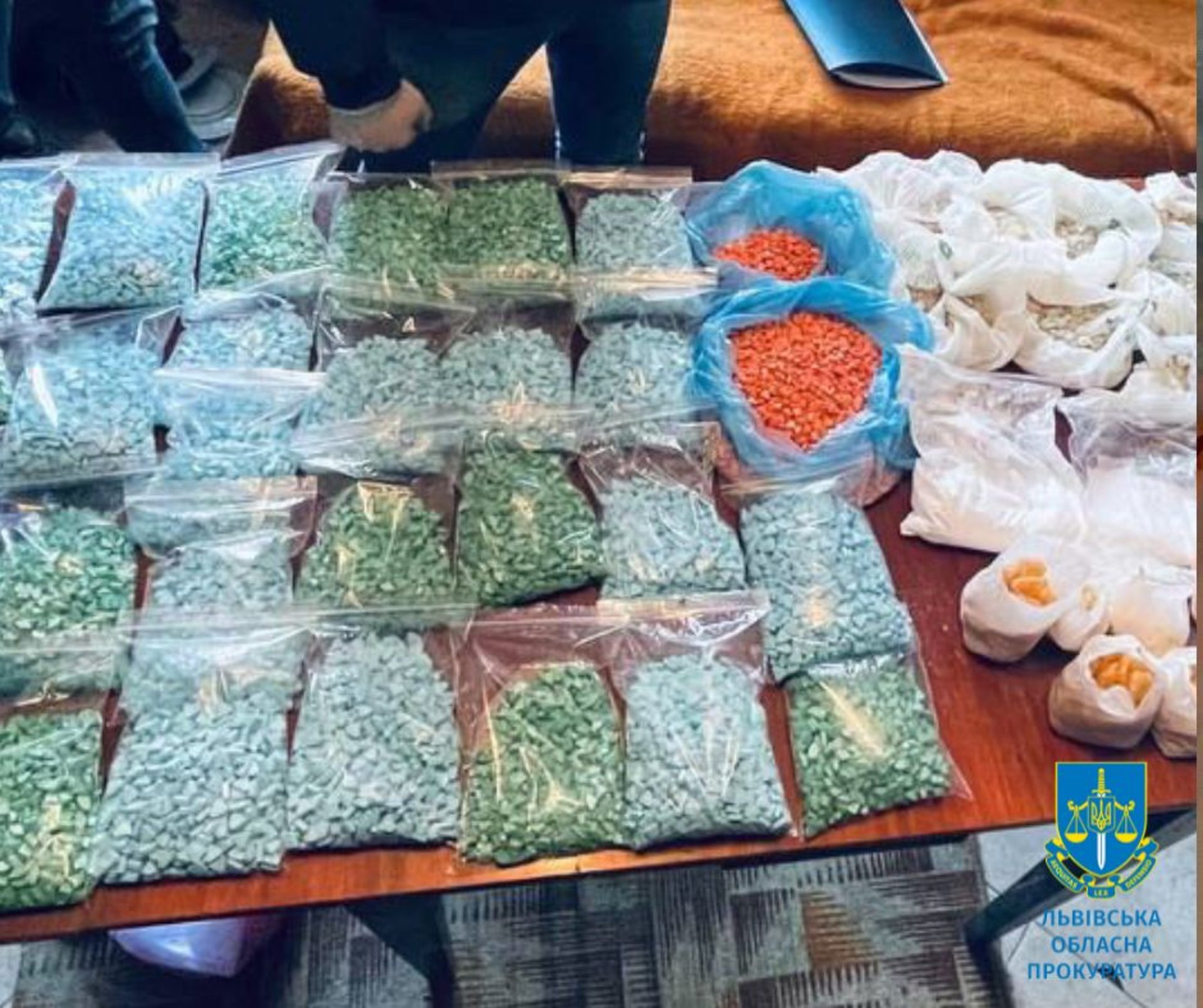 Мешканка Києва з-за кордону відправила до Львова психотропи