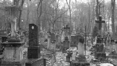 Школярок, які влаштували п'яну вечірку на цвинтарі, не каратимуть