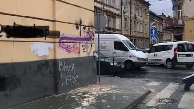 У Львові в годину «пік» на пішохідний перехід з будинку обвалилася штукатурка