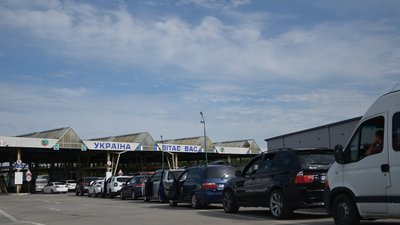 На кордоні з Польщею вишикувались черги через брак українських прикордонників