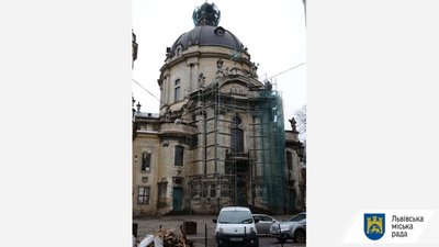 З Домініканського собору демонтують пошкоджені амфори