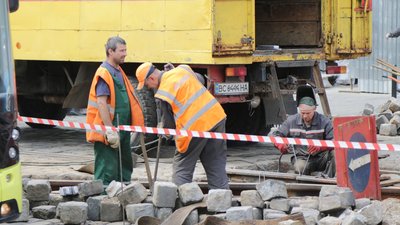 Безгосподарність: у центрі Львова у п’ятницю в час-пік вирішили проводити ремонт (ФОТОРЕПОРТАЖ)