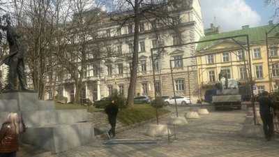 У центрі Львова поставили шибеницю