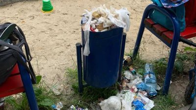 У Львові дитячий майданчик потопає у смітті (ФОТО)