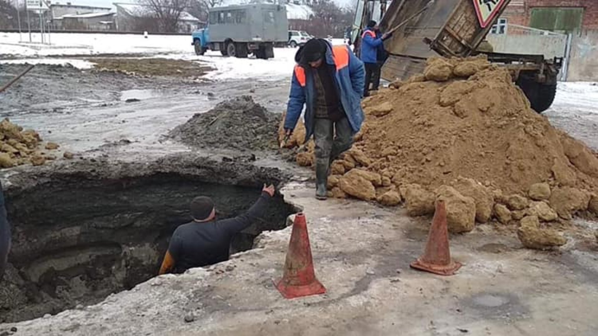 На Львівщині крізь землю провалилось авто. Фото: Варта1.