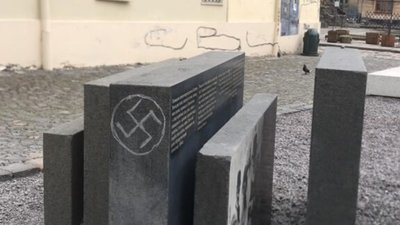 У Львові на Просторі Синагог намалювали свастику (ФОТО)
