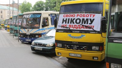 Під Львівською ОДА другий тиждень триває пікет перевізників (ФОТО, ВІДЕО)