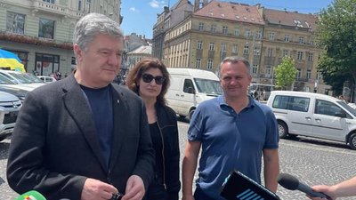 Порошенко у Львові проїхався за кермом (ВІДЕО)