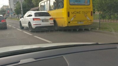 У Львові автомобіль не розминувся із маршруткою (ФОТО)