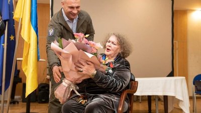 Ліна Костенко отримала найвищу нагороду Франції