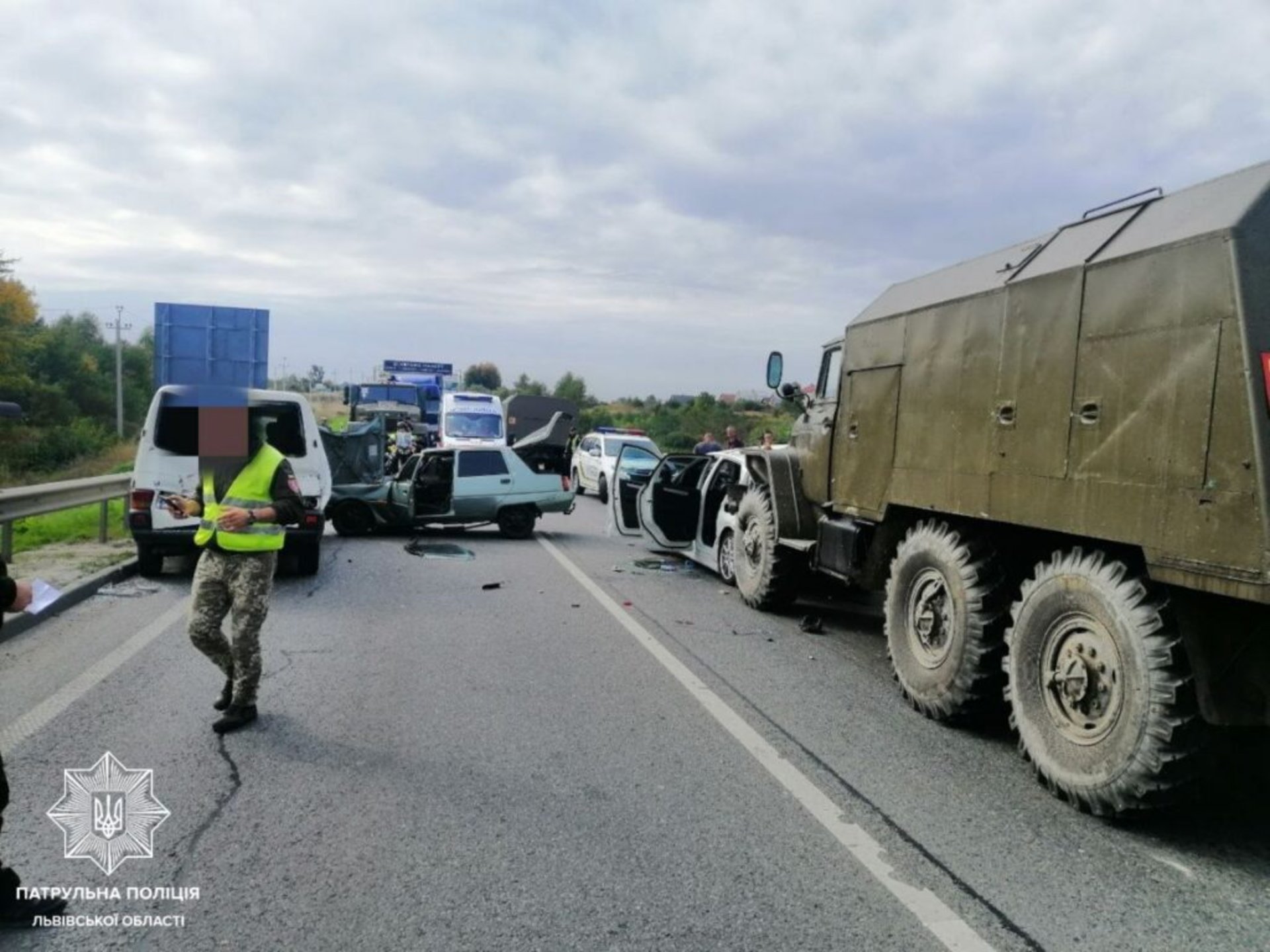 Біля Львова не розминулись чотири автомобілі
