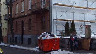 У Львові на тротуарі стоїть переповнений контейнер зі сміттям