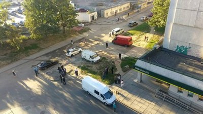 У Львові біля «Ощадбанку»  в салоні буса виявили труп чоловіка