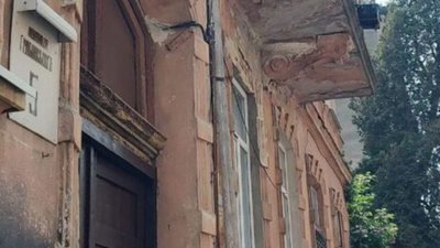 У Львові валиться фасад будинку (ФОТО)
