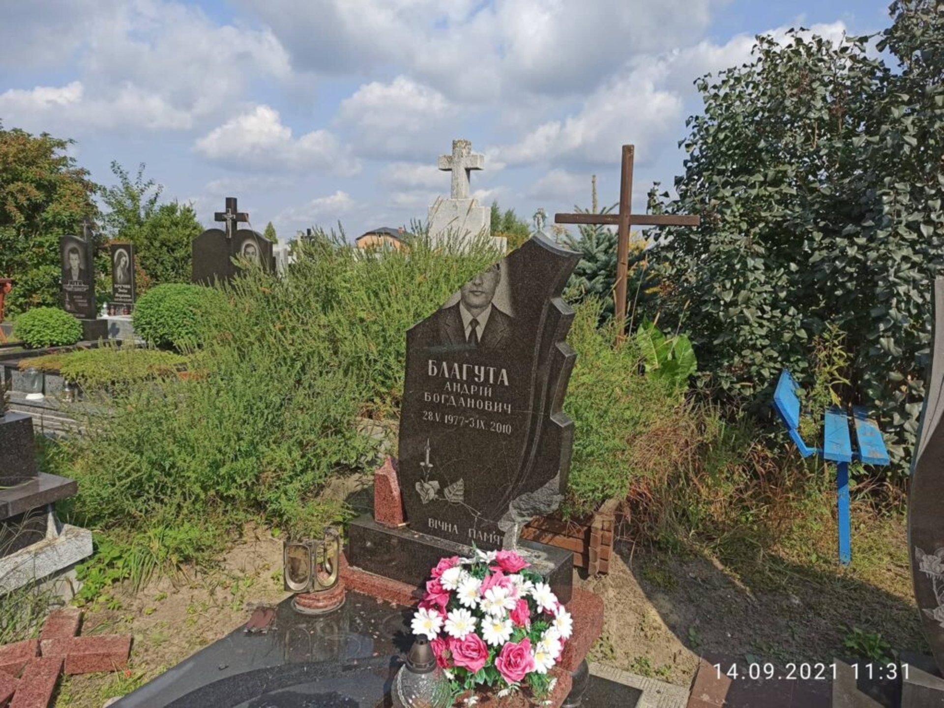 У Жовкві на цвинтарі вандали зруйнували надгробок, фото Ігор Муравський