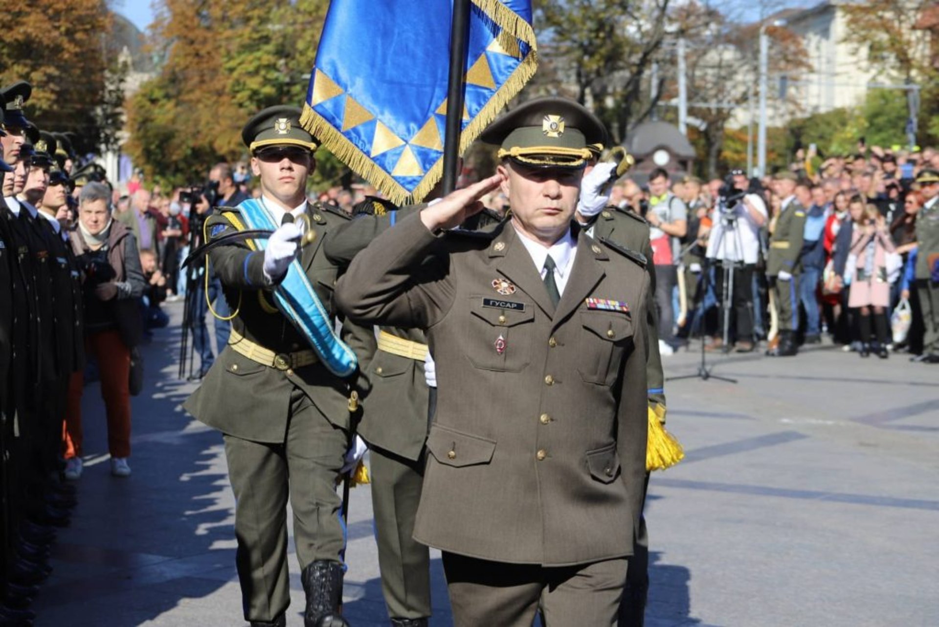 На площі біля пам’ятника Тарасові Шевченку першокурсники Львівського державного ліцею імені Героїв Крут склали Урочисту Клятву. Фото: Олександр Ганущин.