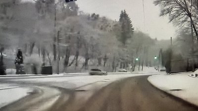 У Львові автомобіль винесло на трамвайну колію (ВІДЕО)