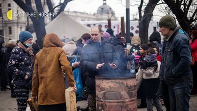 Вокзал у Львові зустрічає переселенців (ФОТО)