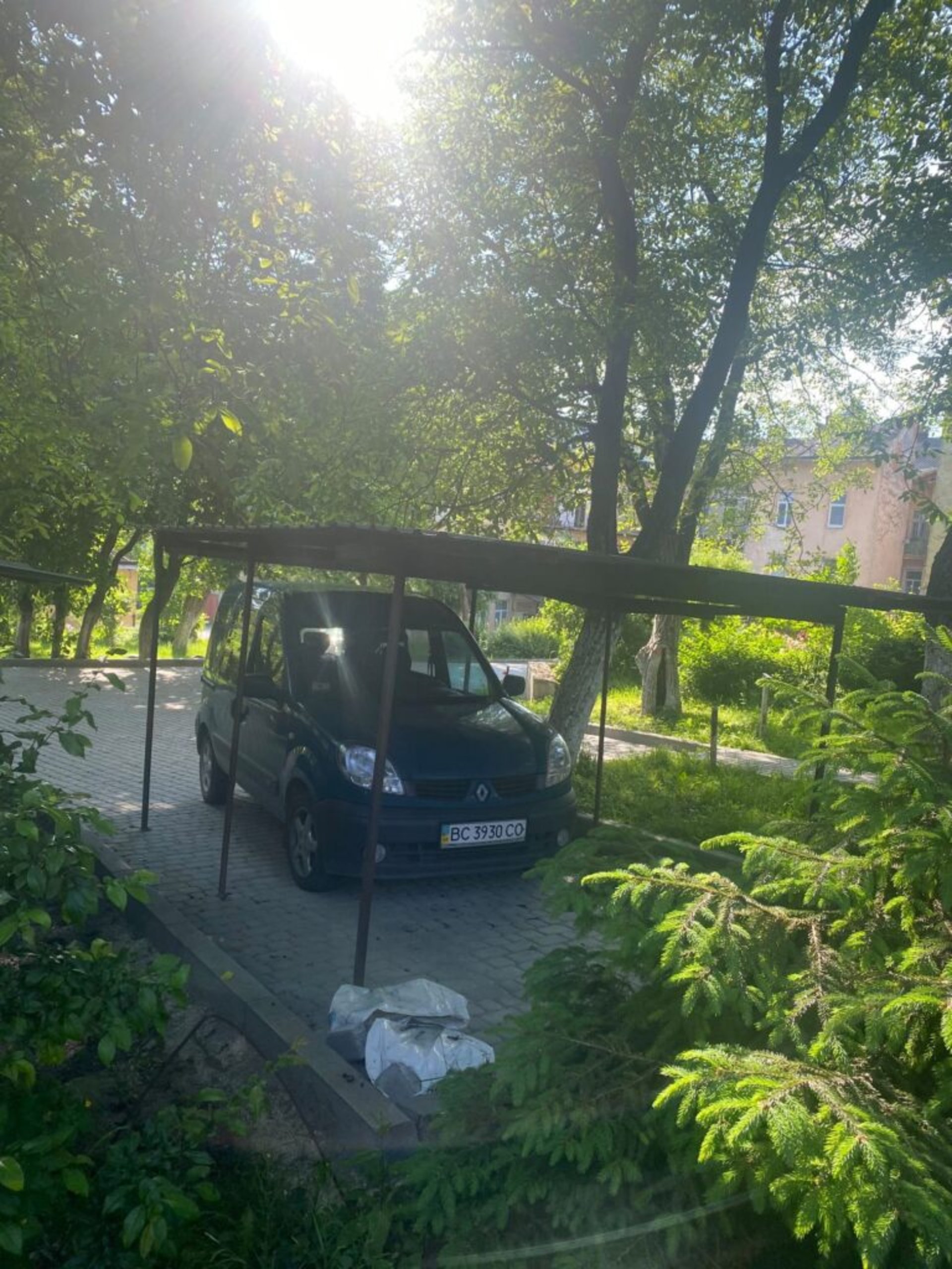 У центрі Львова побудували накриття для автомобілів, фото Гаряча лінія міста Львова