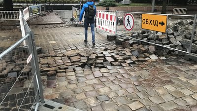 Біля Львівської політехніки таки замінили прохід для студентів, який потонув у воді (ВІДЕО)