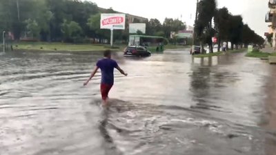 Як у Червонограді волонтери після зливи рятували автівки (ВІДЕО)
