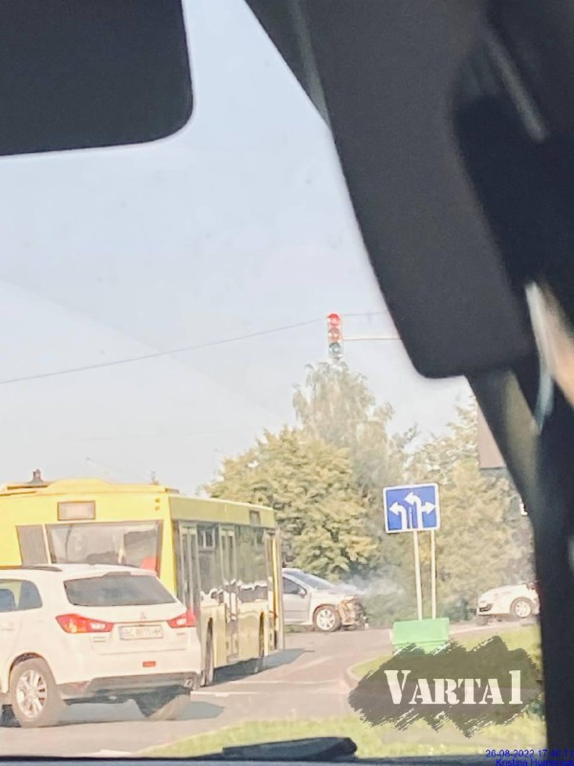 Одна вилетіла на тротуар: біля Львова зіткнулися дві автівки