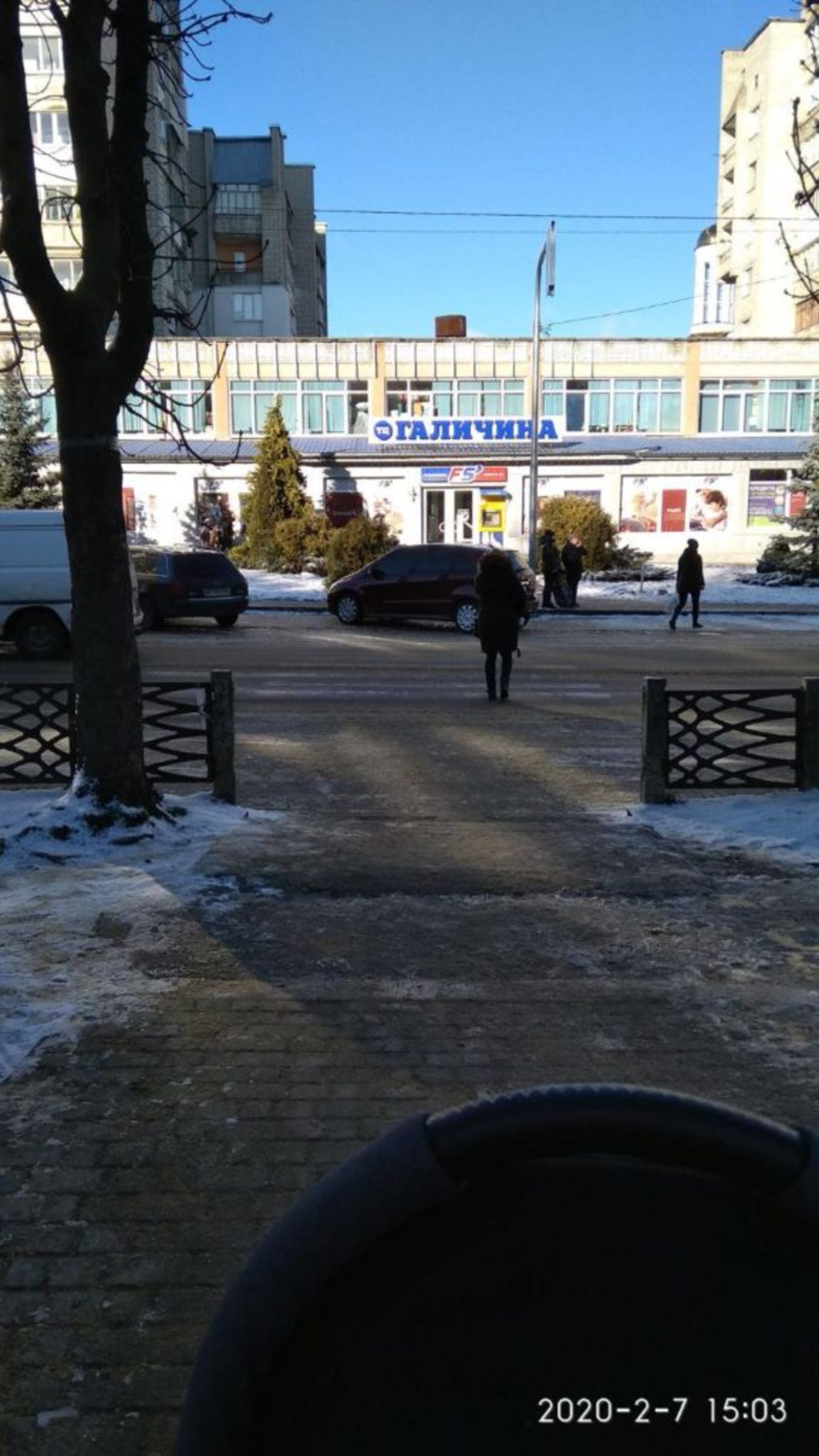 Як у Новояворівську «бидловози» паркуються на пішохідних переходах. Фото: Solomiia Fleia.
